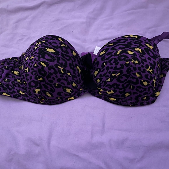 BRAS!!! Most are a 36C two others are 38B &36D. - Picture 5 of 8